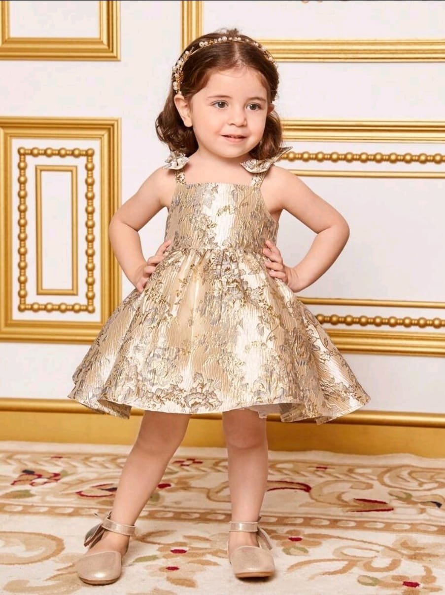 Vestido de fiesta niña 2-3 años dorado tipo brocado con falda amplia y brillo elegante – León de María Boutique - Imagen 2